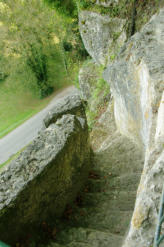 La Roque St Christophe : escalier taillé dans la roche