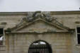 Bidache : fronton de l'entrée du château