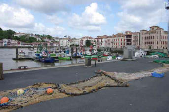 Saint Jean de Luz : les quais avec filets de pêche