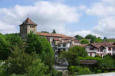 Espelette : vue du village et de l'église Saint Etienne