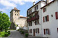 Espelette : maison avec balcon et l'église St Etienne