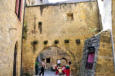 Sarlat la Caneda : la ville médiéviale, porte dans la rue