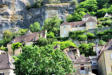 La Roque Gageac : maisons du village au pied de la falaise