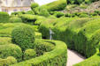 Vezac : les jardins de Marquessac : virage d'une allée et pompe à eau à main