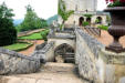 Castelnaud la Chapelle : château des Milandes escalier vers l'esplanade basse