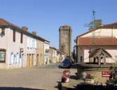 Bassoues : la Tour du Bach, le puit et des maisons mitoyennes