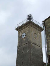 Saint Siffret : tour carrée et son horloge