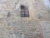 Saint Jean d'alcas : cité médiévale-sculptures de chaque côté d'une fenêtre