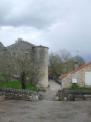 Saint Jean d'alcas : cité médiévale-tour et habitations