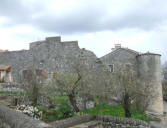 Saint Jean d'alcas : cité médiévale-vue d'une partie de l'enceinte