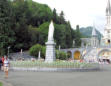 Lourdes : statue de la vierge sur l'esplanade de la basilique