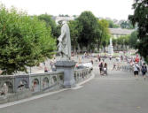 Lourdes : rampe d'accès à la basilique de l'Immaculée Conception