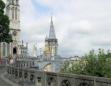 Lourdes : partie haute de la rampe d'accès à la basilique de l(immaculé Conception