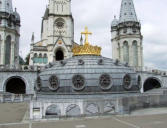 Lourdes : coupole de la basilique Notre-Dame du Rosaire surmontée d'une couronne et d'une croix dorée