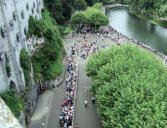Lourdes : le sanctuaire Notre Dame de Lourdes, esplanade devant la grotte de Massabiele