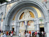Lourdes : portail et tympan de la basilique Notre Dame du Rosaire