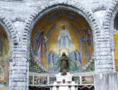 Lourdes : autel extérieur de Notre Dame de Lourdes