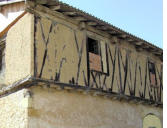 Bassoues : ancienne maison à pans de bois