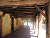 Tillac : piliers de bois formant une galerie ouverte au rez de chaussée de maison
