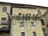 Lavardens : le château,corbeaux en pierre ayant servi à une galerie en bois