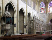 Condom : cathédrale Saint Pierre,la nef, le choeur, la chaire