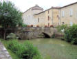 Fourcès : pont d'accès au village au dessus de l'Auzoue