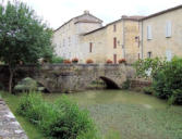 Fourcès : pont d'accès au village au dessus de l'Auzoue