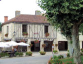 Fourcès : maison à pan de bois avec commerce