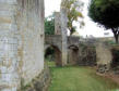 Larressingle : pont en pierre au dessus des fossés du château