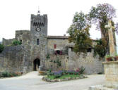 Larresingle : entrée du château par la Tour de l'horloge