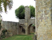 Larresingle : le château, les fossés et le pont