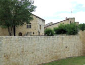 Larresingle : le château, mur d'enceinte et maison médiévale