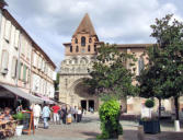 Moissac : place publique devant la cathédrale