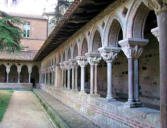 Moissac : église abbatiale Saint Pierre, le cloître, vue de galerie depuis la cour intérieure