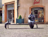 Moissac : banc statue sur une place
