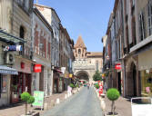 Moissac : rue commerçante dans la ville