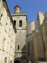 Uzès-ruelle vers église Saint Etienne