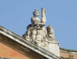 Toulouse-sculptues au dessus du Capitole