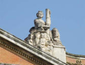 Toulouse-sculptues au dessus du Capitole