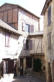 Cordes sur Ciel-maisons à pans de bois dans ruelle descendante