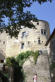 Cordes sur Ciel-tour des remparts avec fenêtres et volets bois