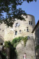 Cordes sur Ciel-tour des remparts avec fenêtres et volets bois