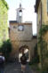 Cordes sur Ciel-porte de l'horloge et touriste