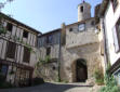 Cordes sur Ciel-rue pavée montante-porte de l'Horloge et maisons à pans de bois 