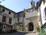 Cordes sur Ciel-rue pavée montante-porte de l'Horloge et maisons à pans de bois 