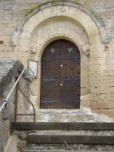 Saint Siffret : porche de  l'église classée fin XIème début XIIème