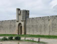 Aigues Mortes : murs d'enceinte et porte