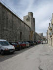 Aigues Mortes : rue longeant les remparts