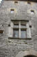 Saint Jean d'alcas : cité médiévale-façade d'habitation avec diverses fenêtres