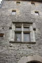 Saint Jean d'alcas : cité médiévale-façade d'habitation avec diverses fenêtres